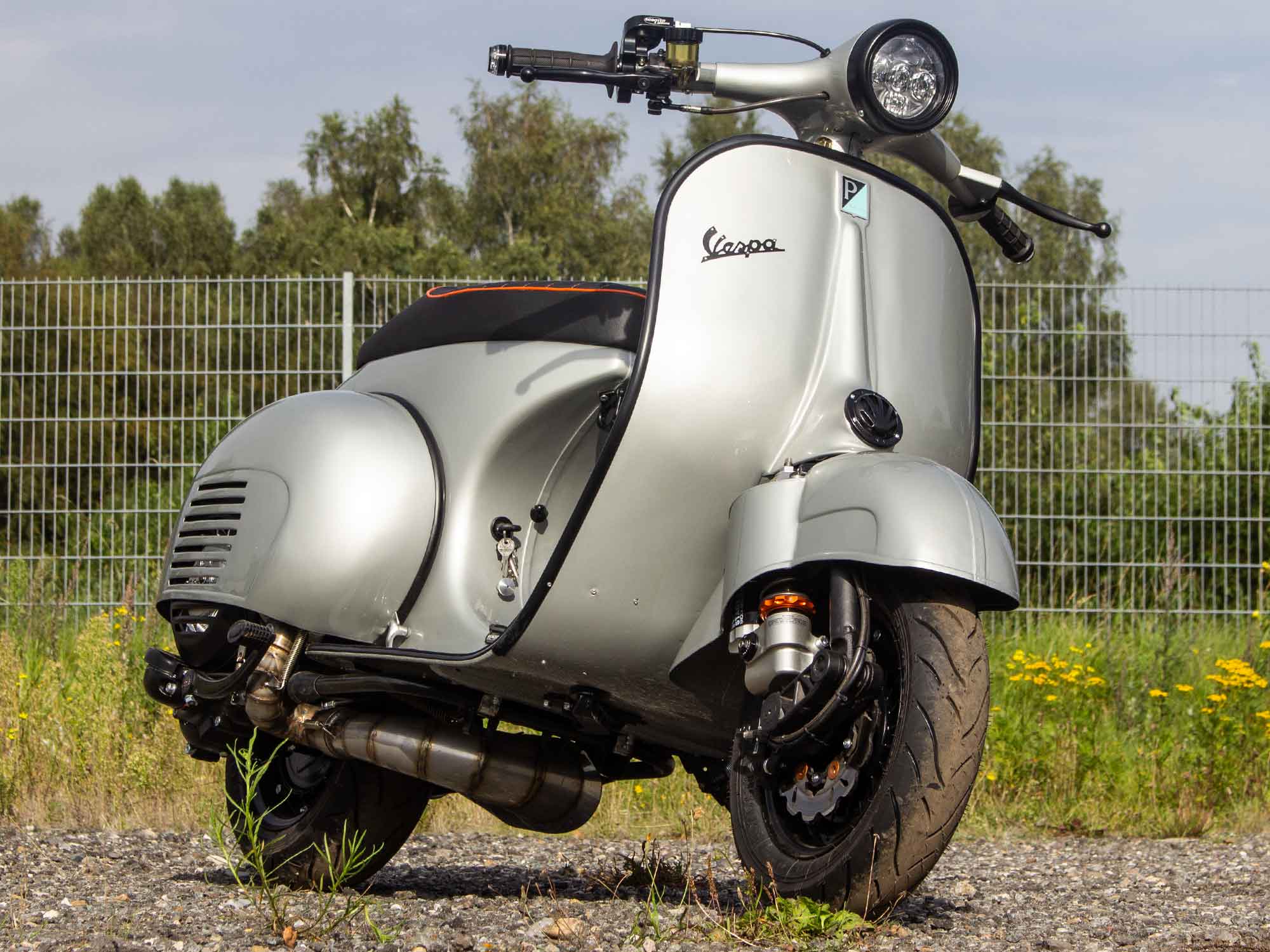 Custom Vespa Umbau VNB 244ccm mit Scheibenbremse und LED-Scheinwerfer in Mercedes Silbergrau Metallic 180