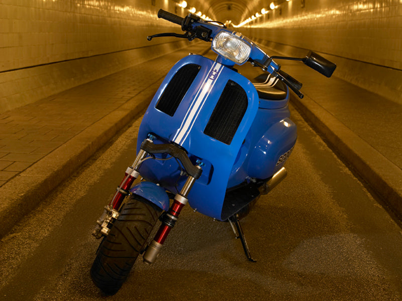 Custom Vespa 250N im Elbtunnel