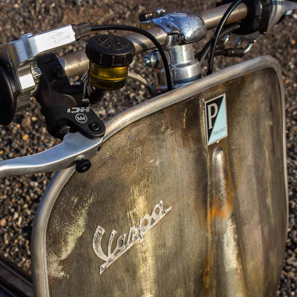 Vespa Raw Metal Style Lackierung Nahansicht