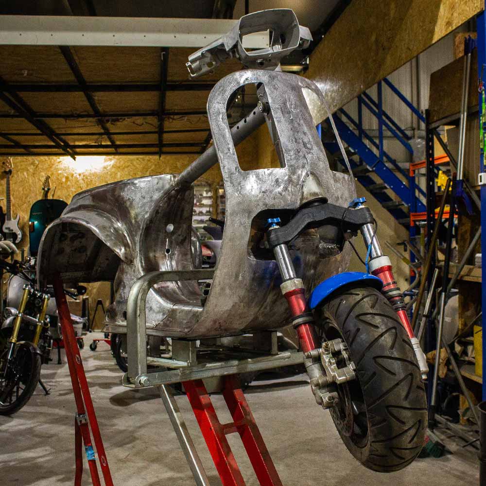 Sonder-Konstrukionen und Blecharbeiten an einem Custom Vespa Projekt