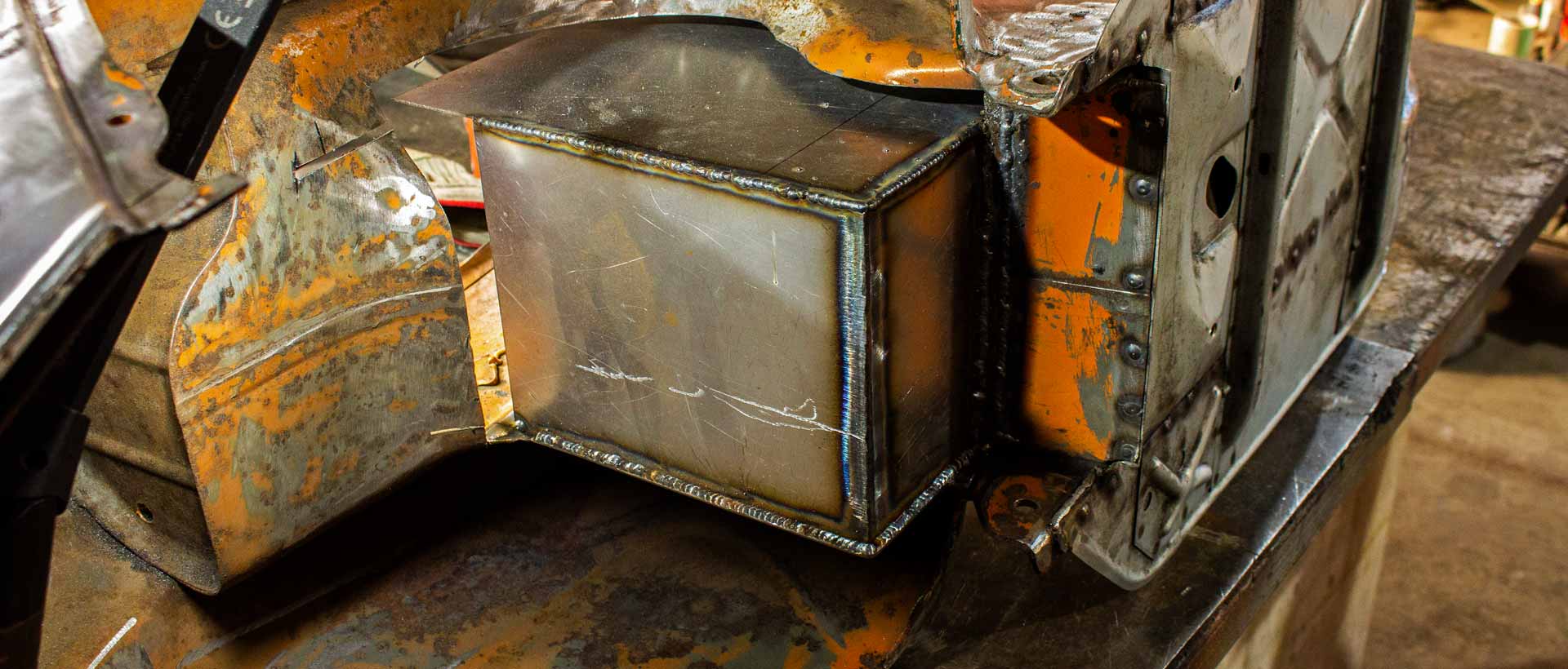 Blecharbeiten für den Umbau einer Vespa auf Elektro-Antrieb