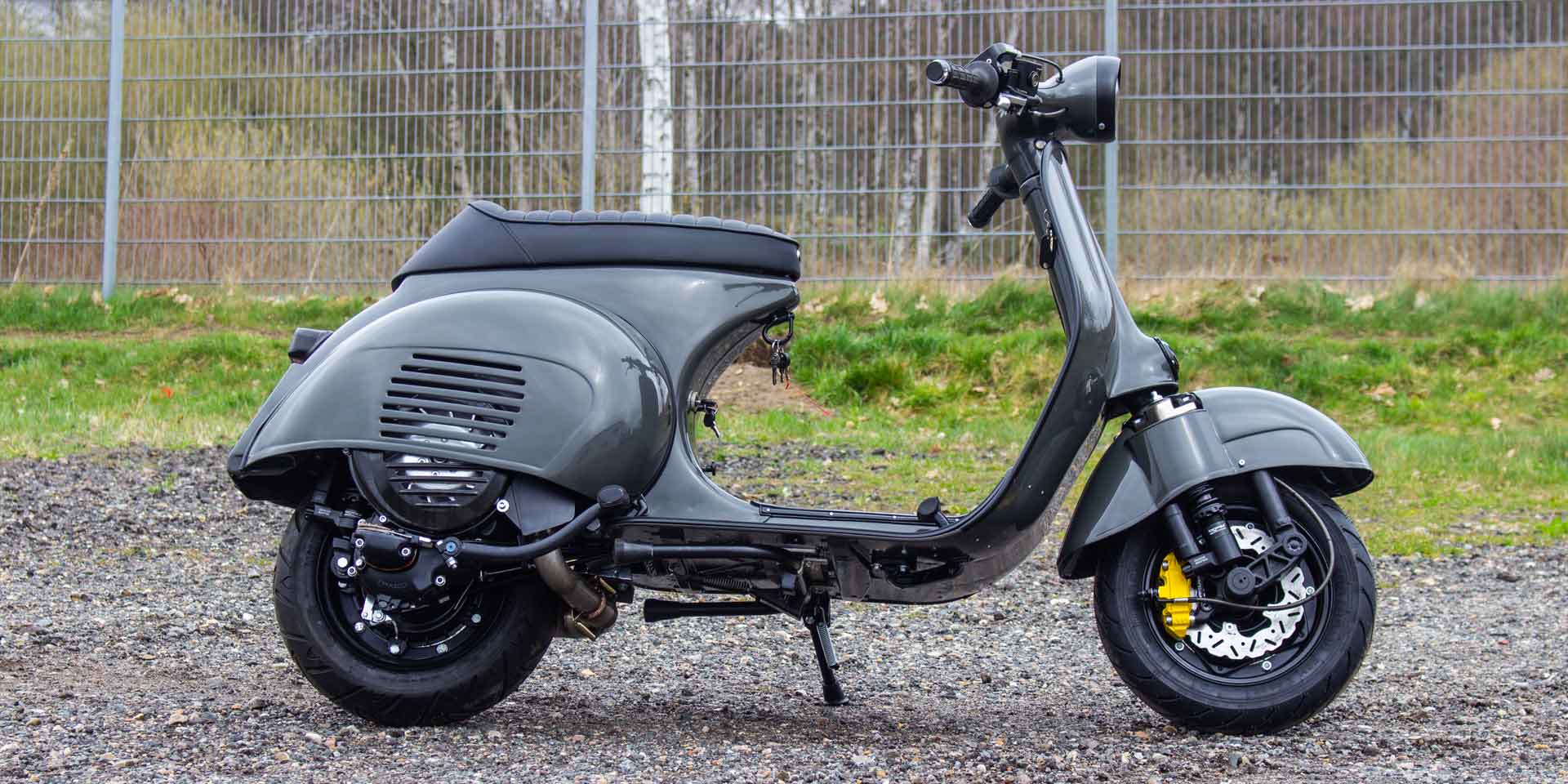 Custom Vespa 125ccm Ferrari Grigio Scuro