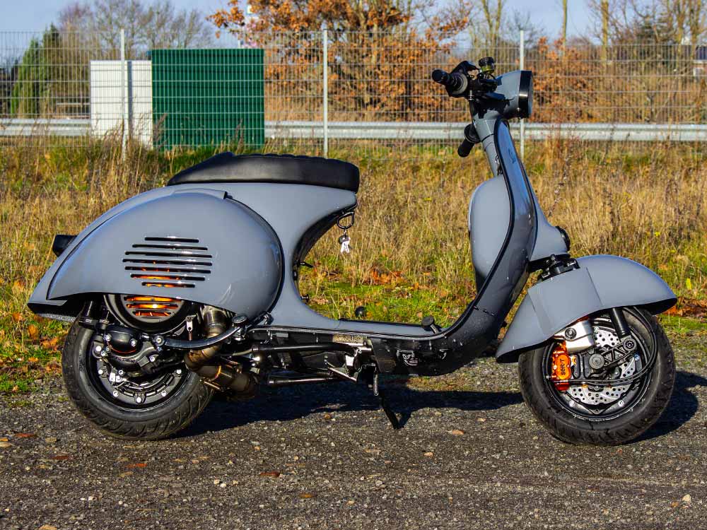 Custom Vespa Conversion mit 250ccm Quattrini Motor in Porsche Arctic Grey