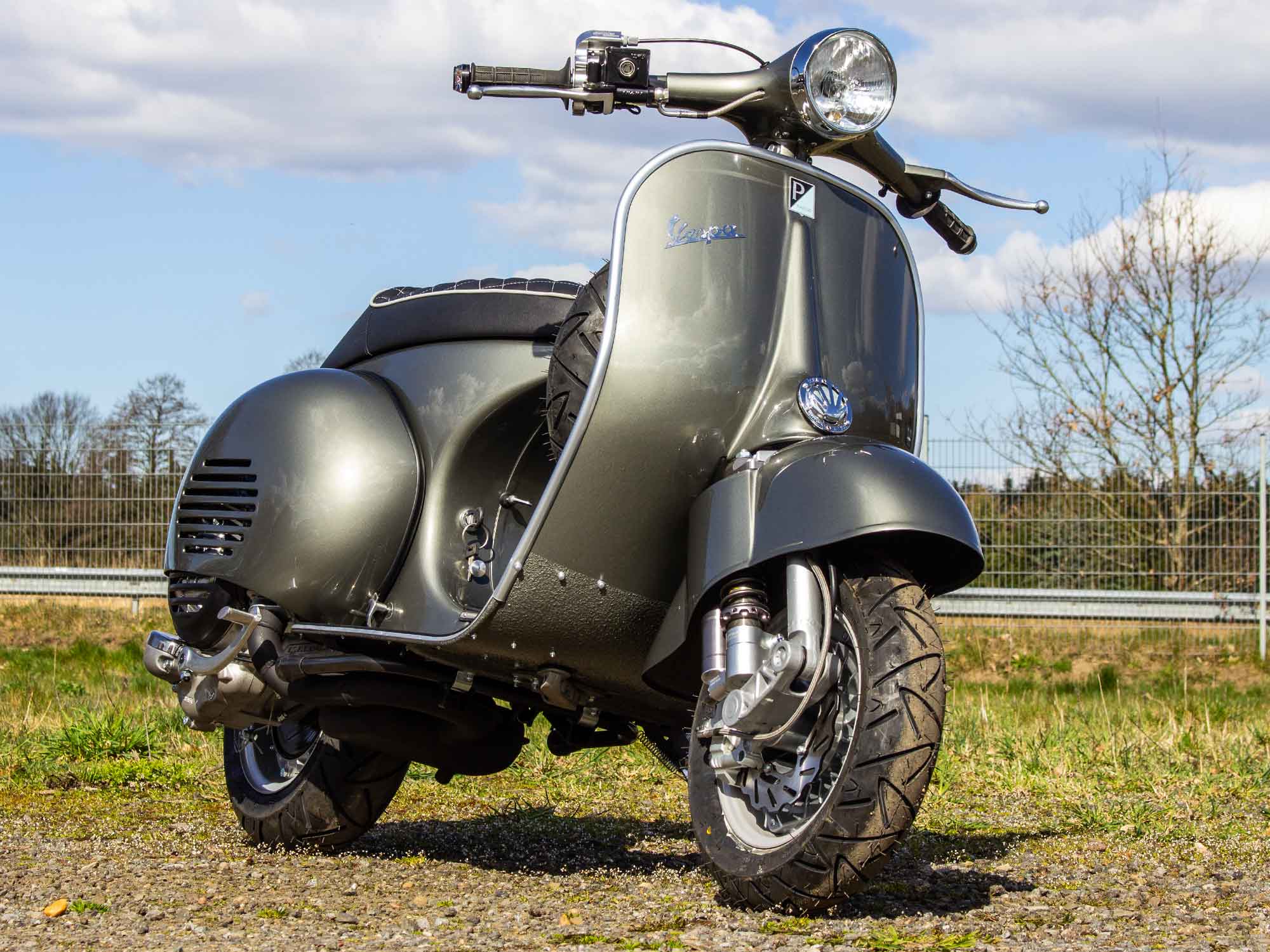 Custom Vespa Umbau GS 244ccm mit Scheibenbremse in Porsche Felsengrün