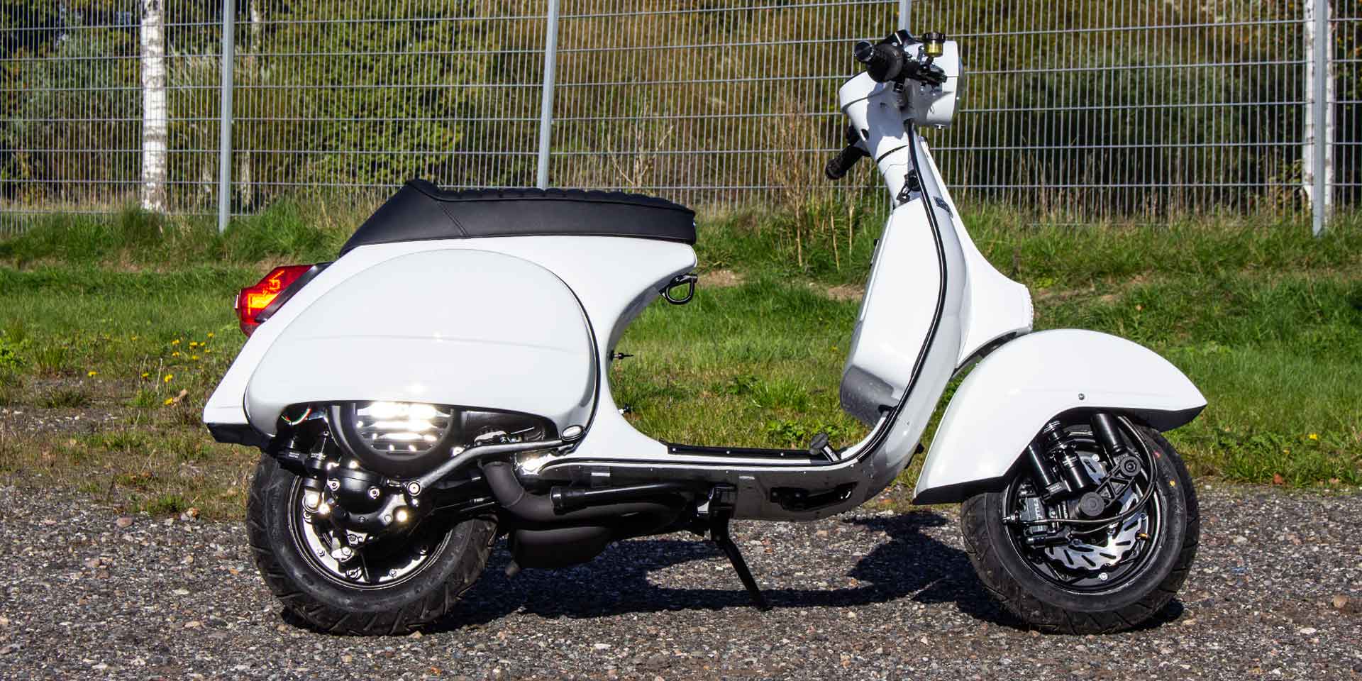 Custom Vespa PX 200 mit Scheibenbremse weiss