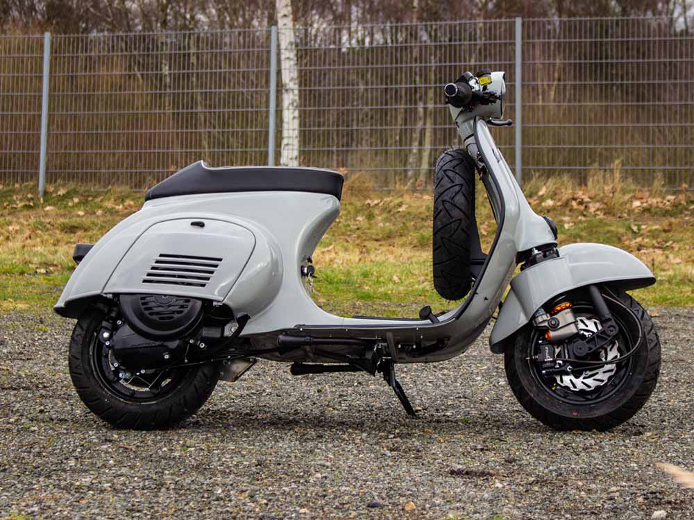 Custom Vespa 50N mit 200ccm in Porsche Kreide