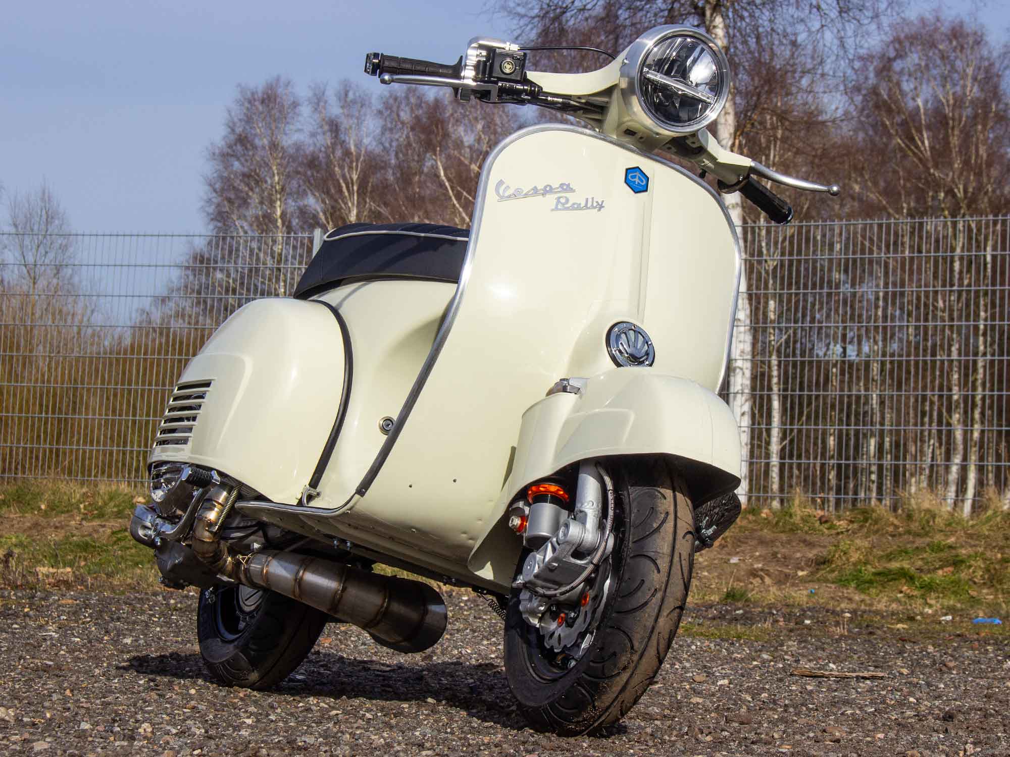 Custom Vespa Rally 244ccm mit Scheibenbremse und Rennauspuff in Piaggio Avorio 909
