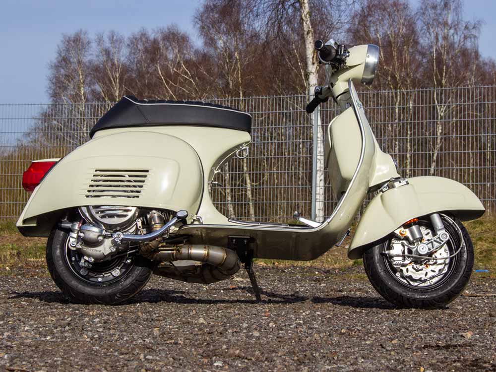 Custom Vespa Rally 244 mit Scheibenbremse in Piaggio Avorio 909