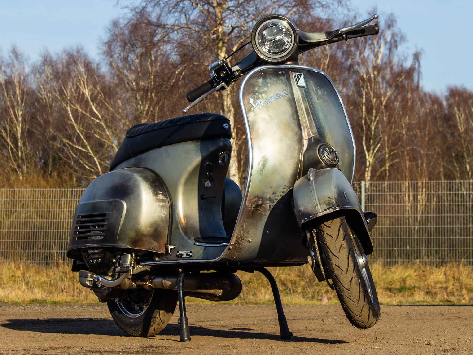 Custom Vespa Sprint mit Malossi 221ccm Motor und Rawstyle Lackierung