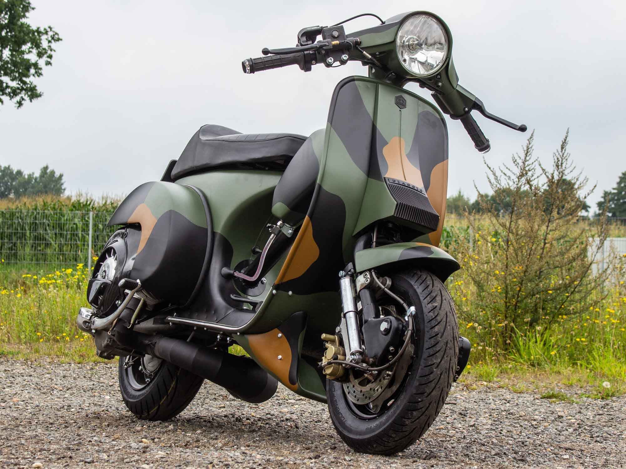 Custom Vespa PX Racer mit Lambretta Gabel und Drop Bar Lenker in Camouflage