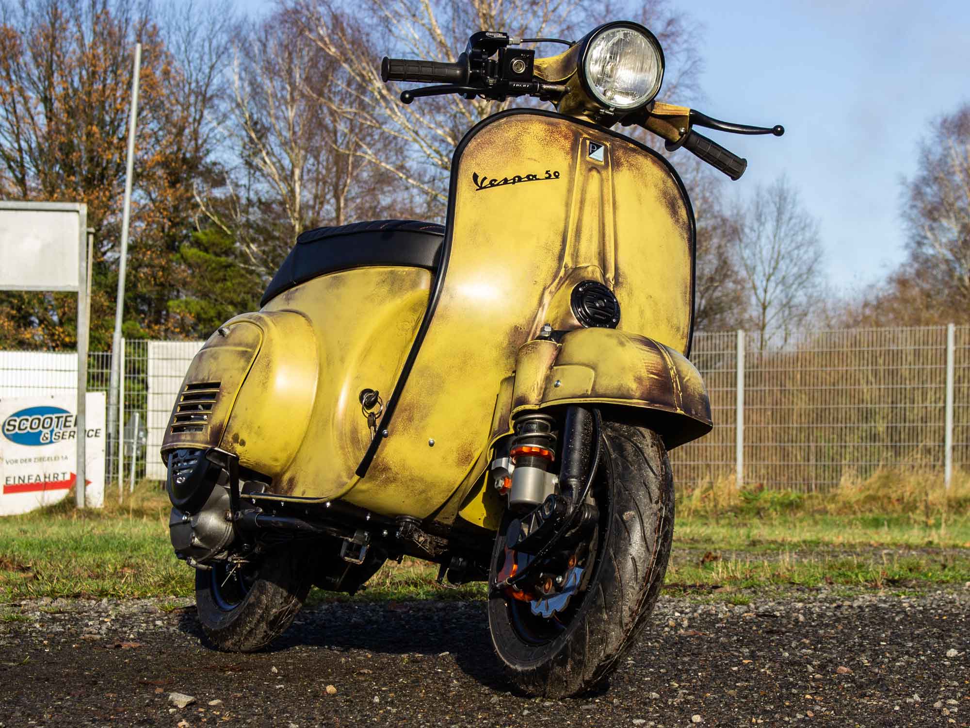 Custom Vespa Tuning Projekt V50 mit Scheibenbremse und Rawstyle Lackierung
