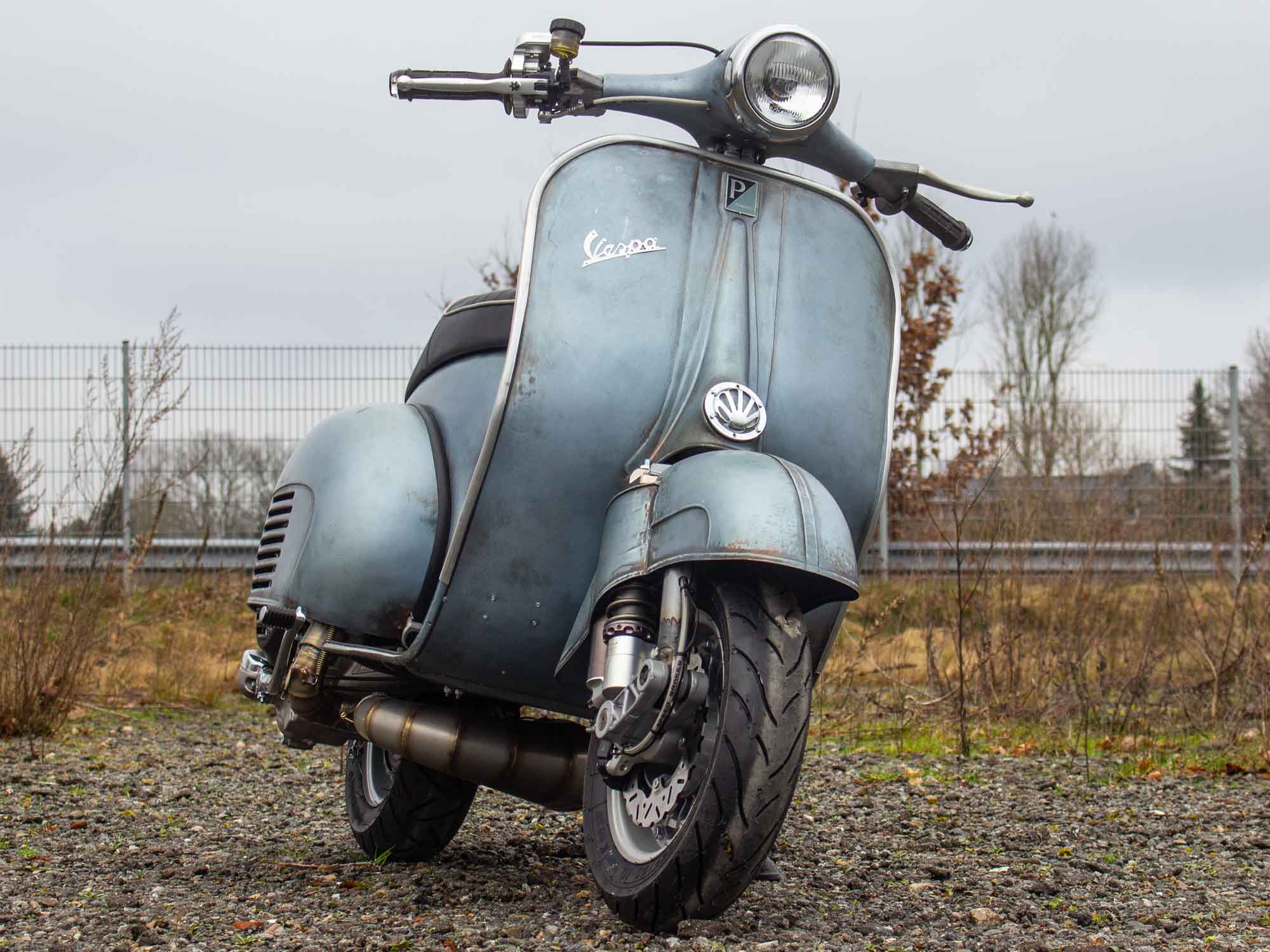 Custom Vespa Tuning VNB 244ccm mit Scheibenbremse in Piaggio Azzurro Metallizzato 114 Rawstyle