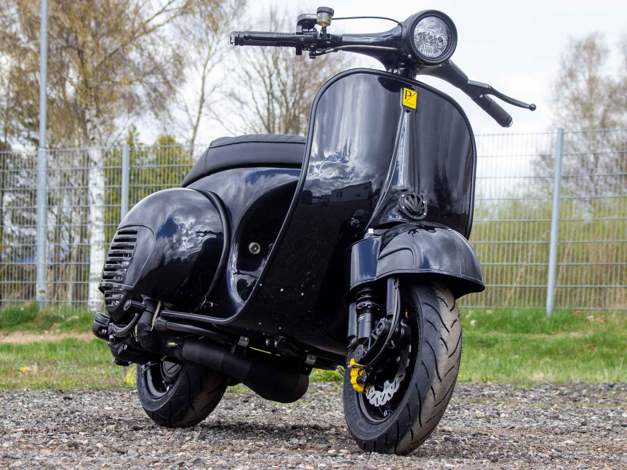 Custom Vespa VNB 244ccm mit Scheibenbremse in Ferrari Nero Daytona Schwarz Metallic