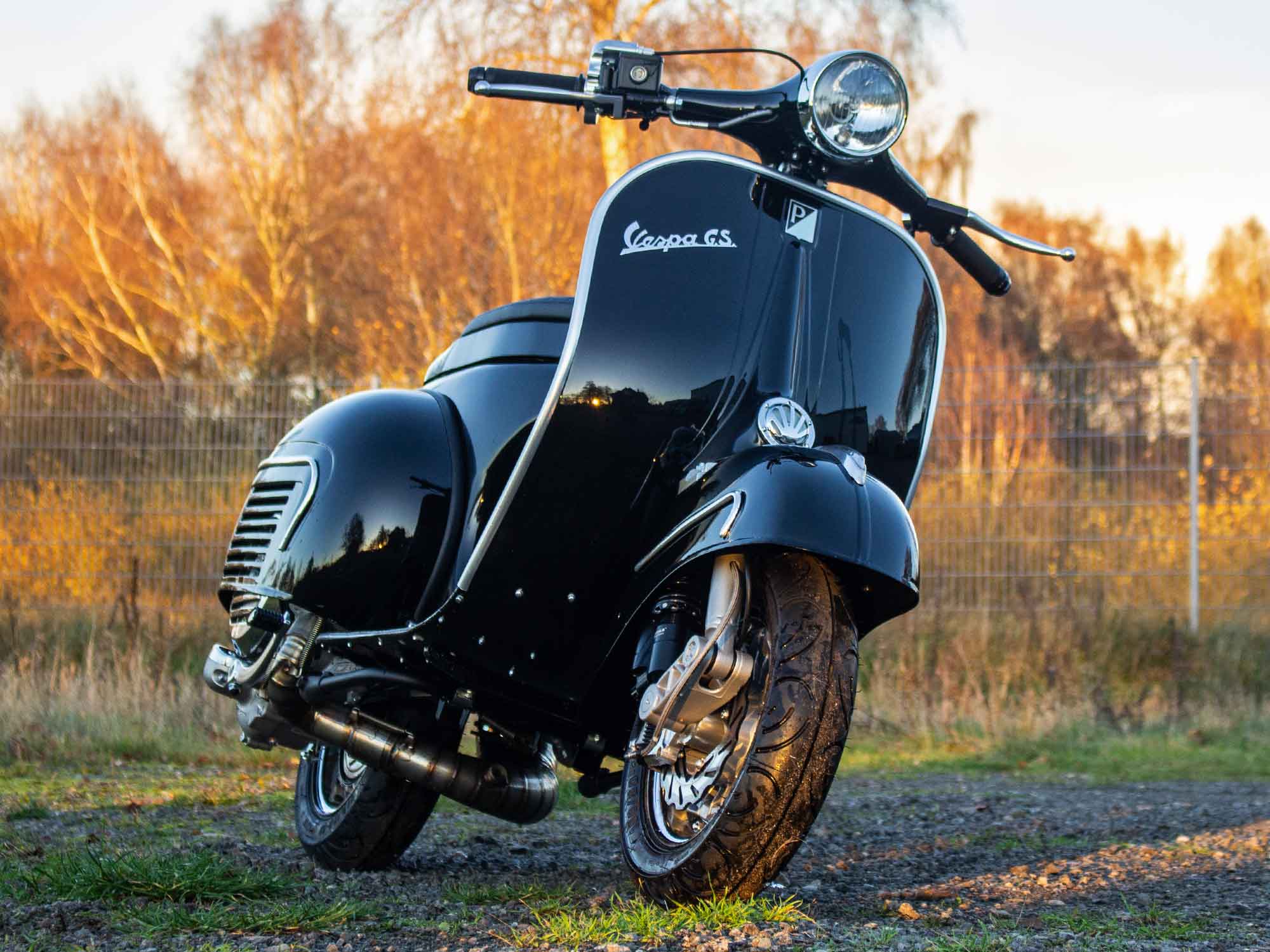 Custom Vespa Umbau GS4 mit Quattrini 244ccm Motor in Ferrari Nero Daytona Schwarz Metallic