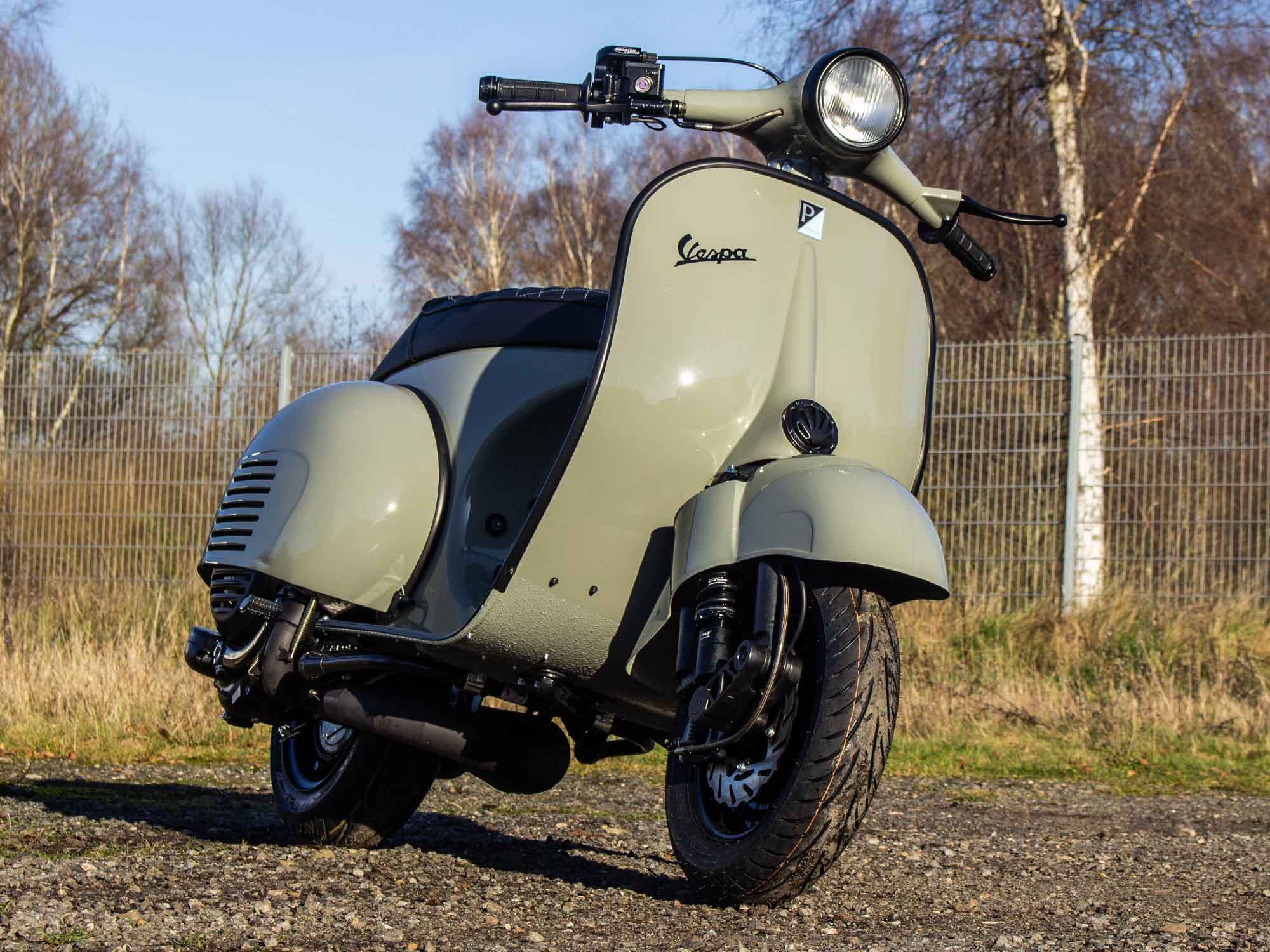 Custom Vespa Umbau mit Malossi 221ccm Motor und Scheibenbremse in Betongrau