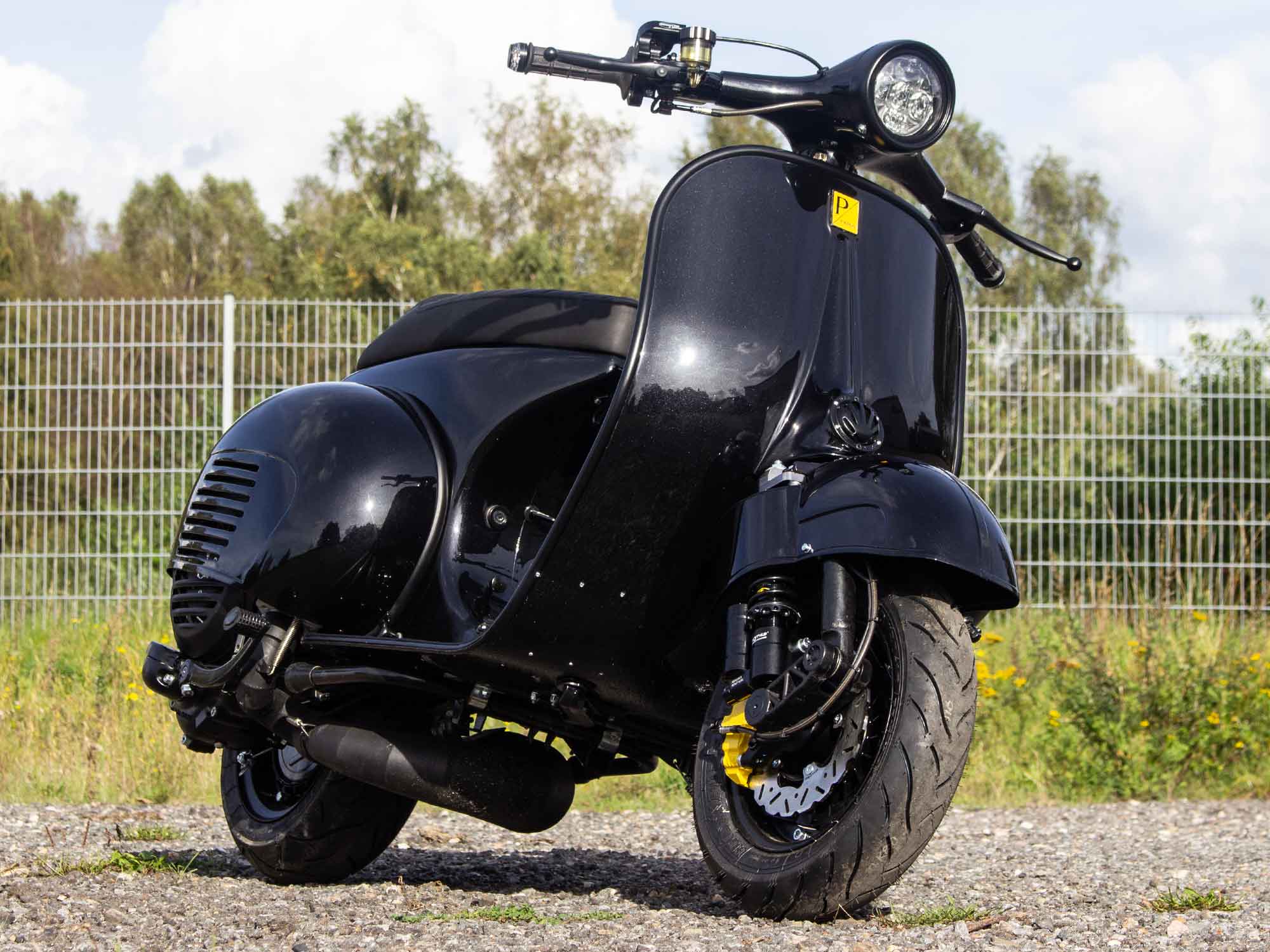 Custom Vespa Umbau VNB 244 in Ferrari Nero Daytona Schwarz Metallic