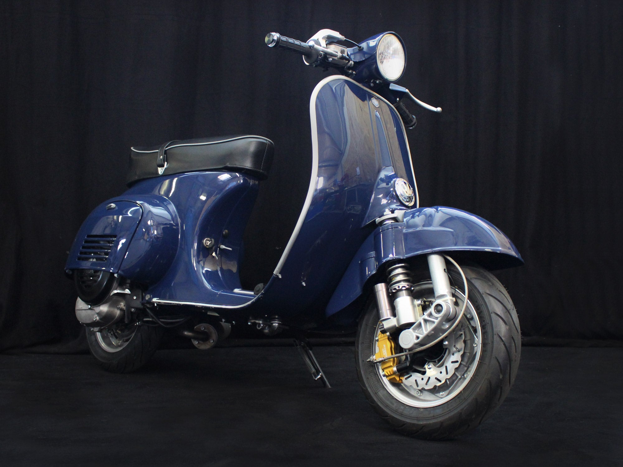 Custom Vespa V50 mit 200ccm Quattrini Motor und Scheibenbremse