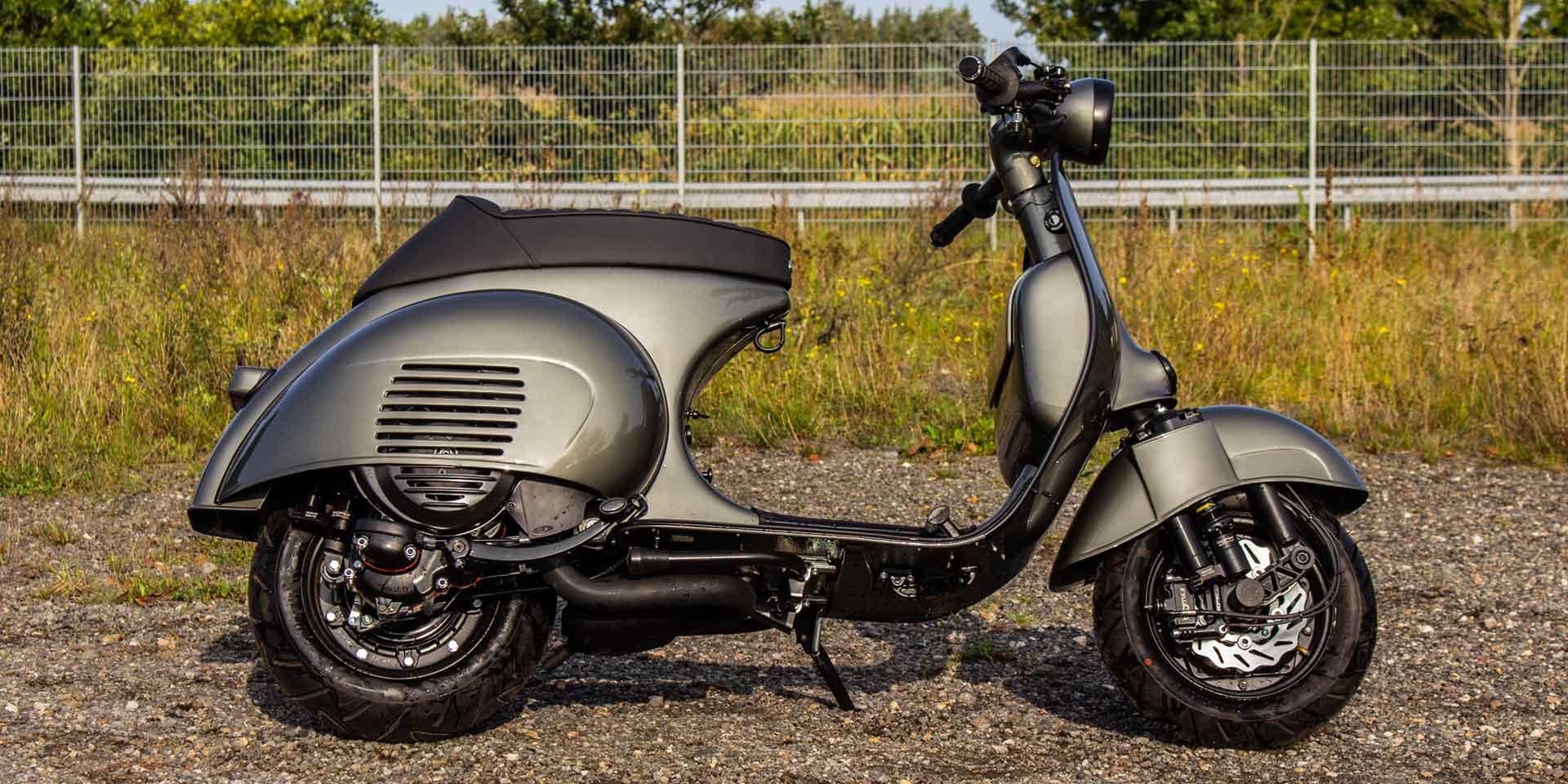 Custom Vespa VNB 125ccm in Porsche Felsengrün