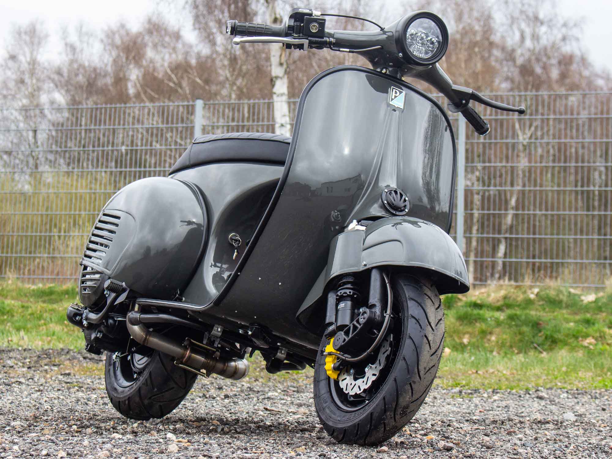 Custom Vespa VNB 125 T5 mit Scheibenbremse und LED-Scheinwerfer in Ferrari Grigio Scuro
