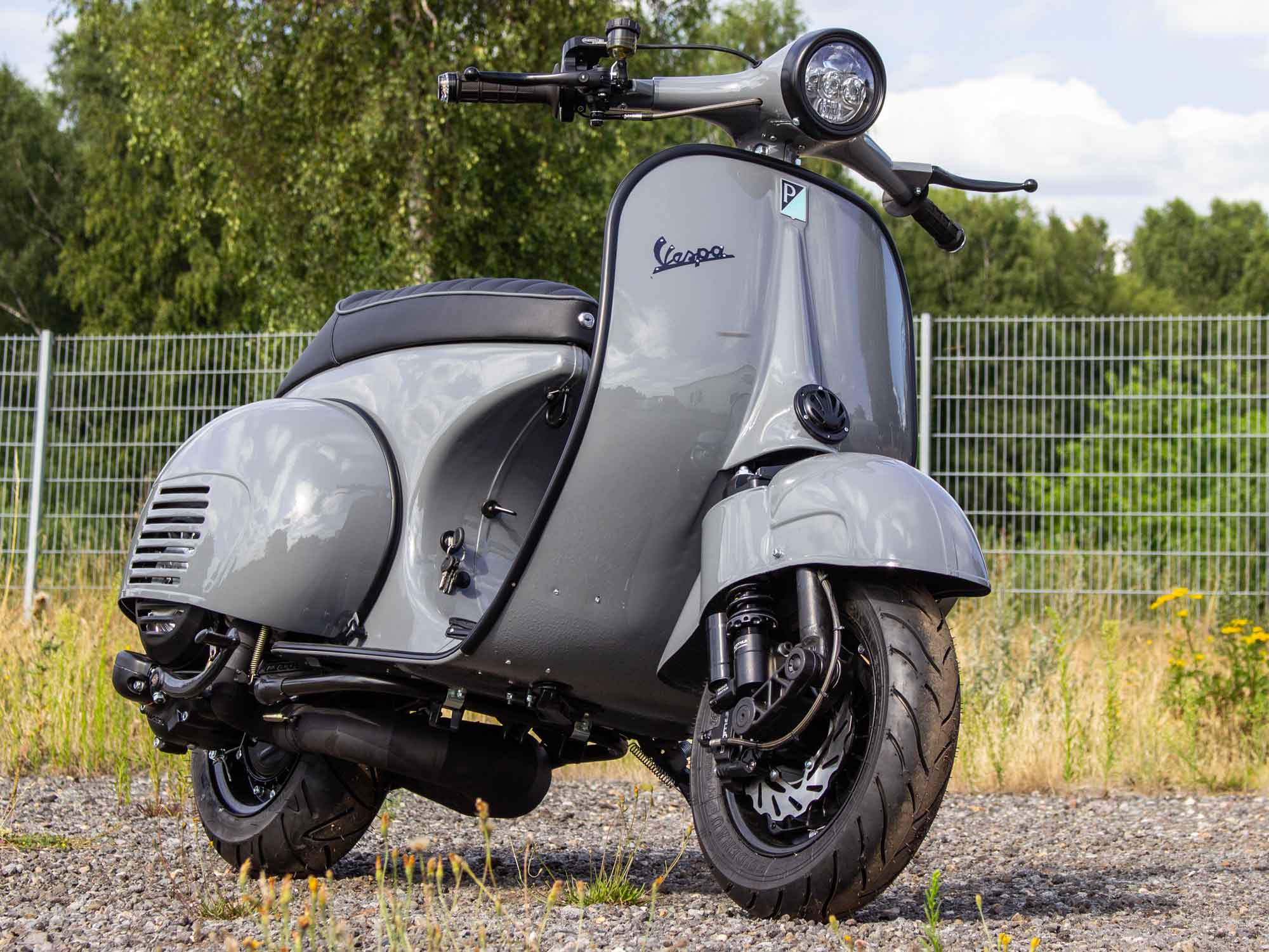 Custom Vespa VNB 244 mit 244ccm Motor und Scheibenbremse in Audi Nardo Grau
