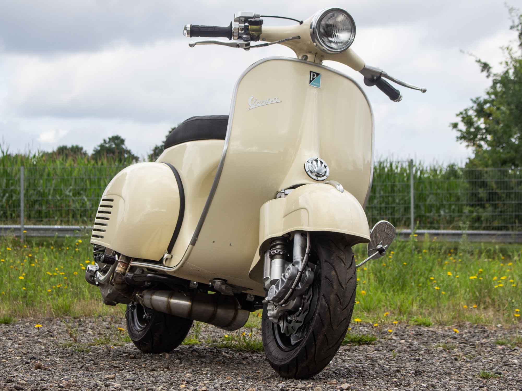 Custom Vespa VNB 244ccm mit Scheibenbremse und Rennauspuff in Piaggio Avorio 909
