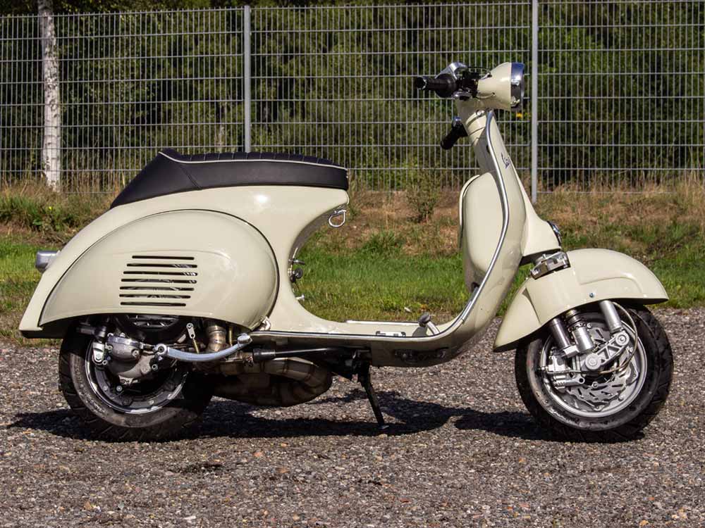 Custom Vespa VNB 244 in Piaggio Avorio 909