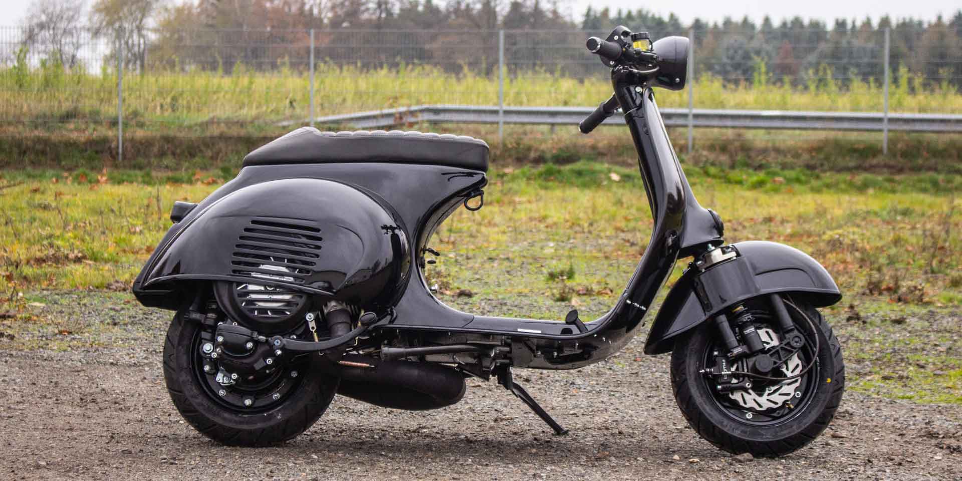 Custom Vespa VNB 244 in Ferrari Nero Daytona schwarz