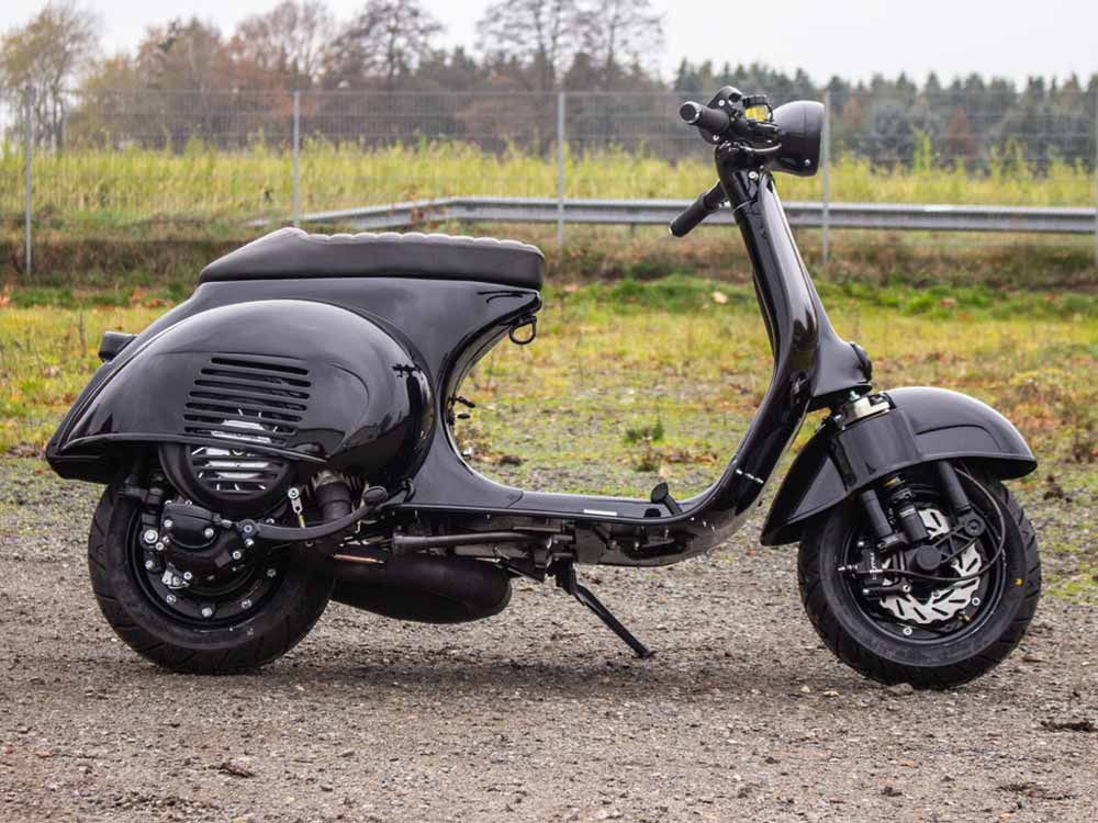 Custom Vespa VNB 244 in Ferrari Nero Daytona schwarz