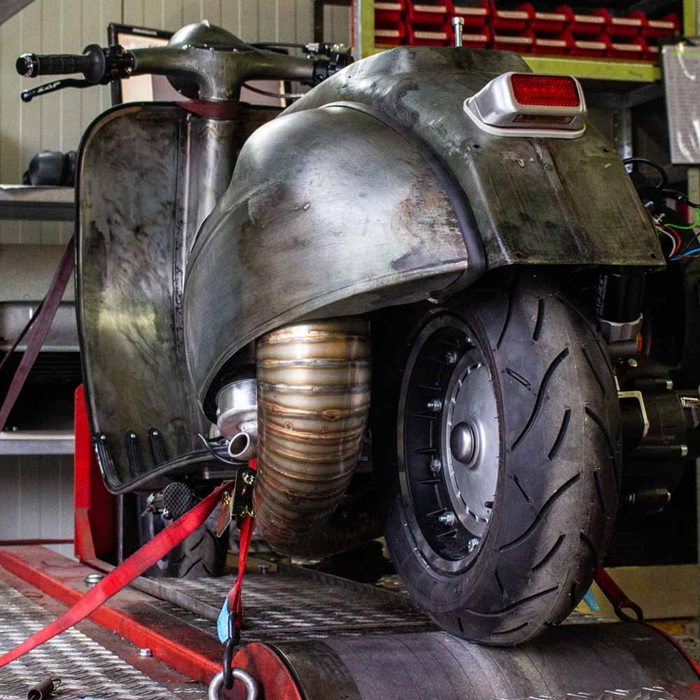 Custom Vespa mit Curley Auspuff auf dem Prüfstand