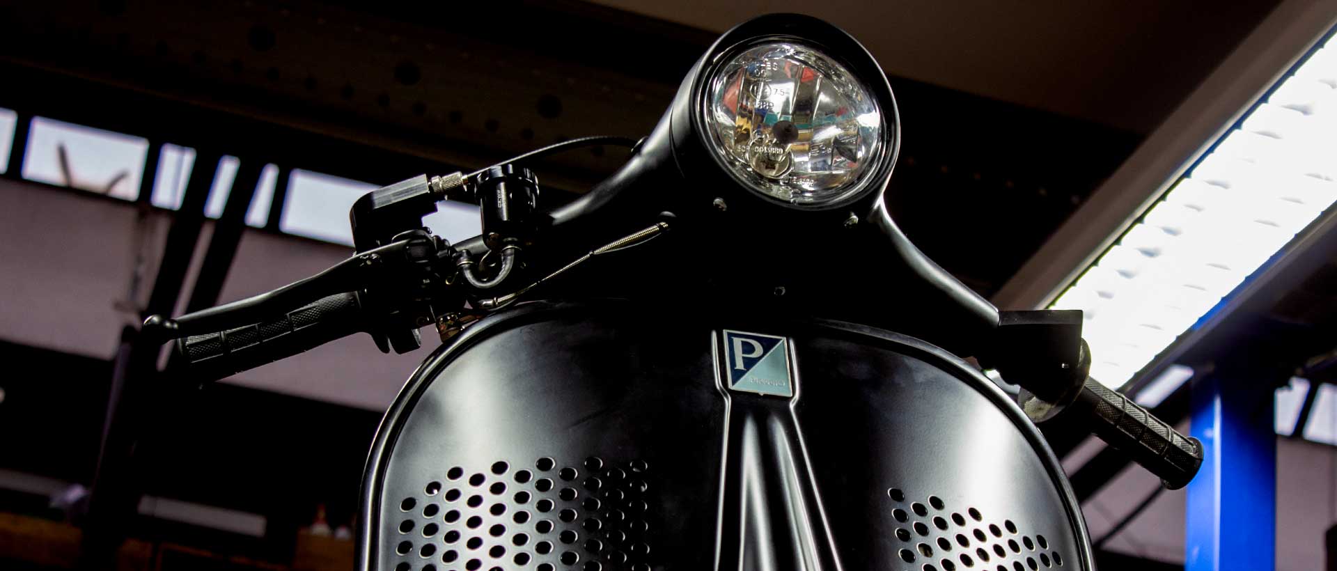 Der Lenker der Custom Vespa PS 240 in der Werkstatt