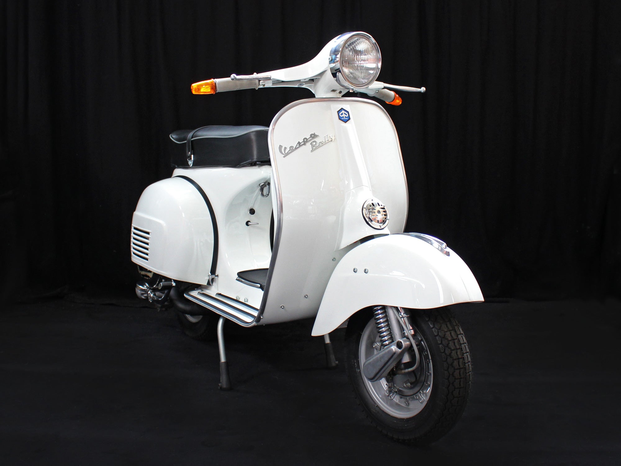 Vespa Rally 180 Restauration in Piaggio weiss