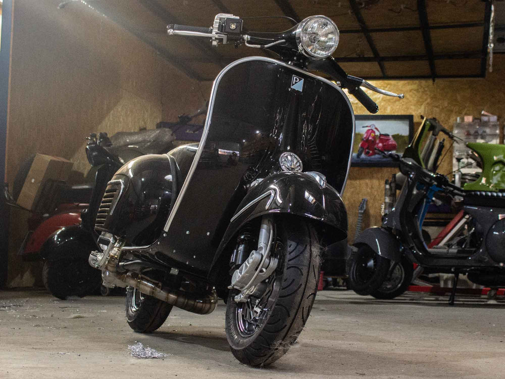 Custom Vespa Umbau GS4 mit Quattrini 244ccm Motor in Ferrari Nero Daytona Schwarz Metallic