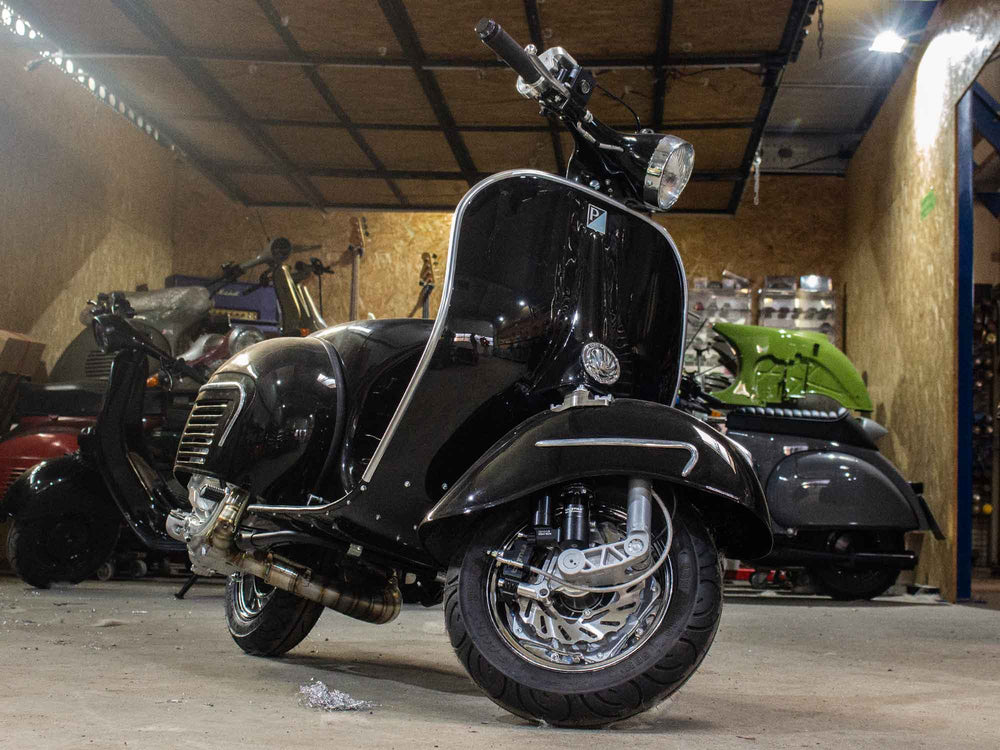 Custom Vespa Umbau GS4 mit Quattrini 244ccm Motor in Ferrari Nero Daytona Schwarz Metallic