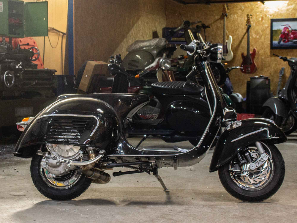 Custom Vespa Umbau GS4 mit Quattrini 244ccm Motor in Ferrari Nero Daytona Schwarz Metallic