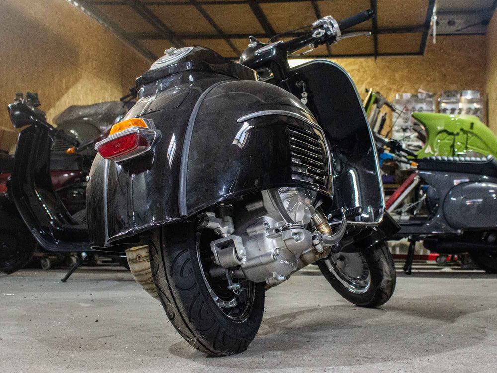 Custom Vespa Umbau GS4 mit Quattrini 244ccm Motor in Ferrari Nero Daytona Schwarz Metallic