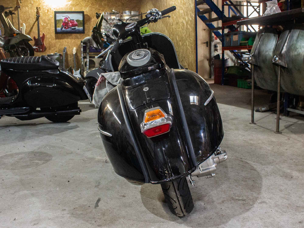 Custom Vespa Umbau GS4 mit Quattrini 244ccm Motor in Ferrari Nero Daytona Schwarz Metallic
