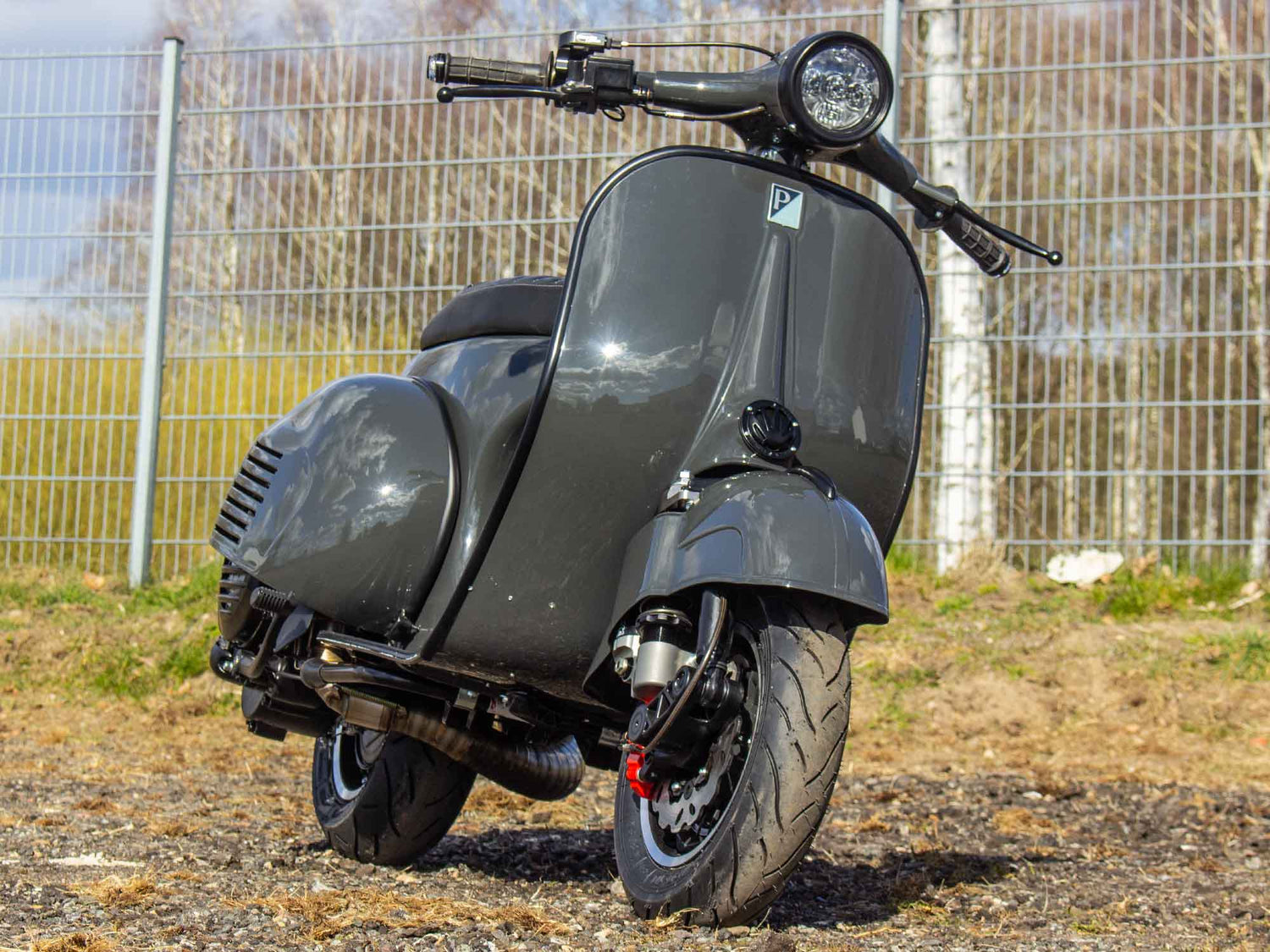 Superlow Series Silber-Grau-Schwarz Scooter & Service Ferrari Grigio Scuro