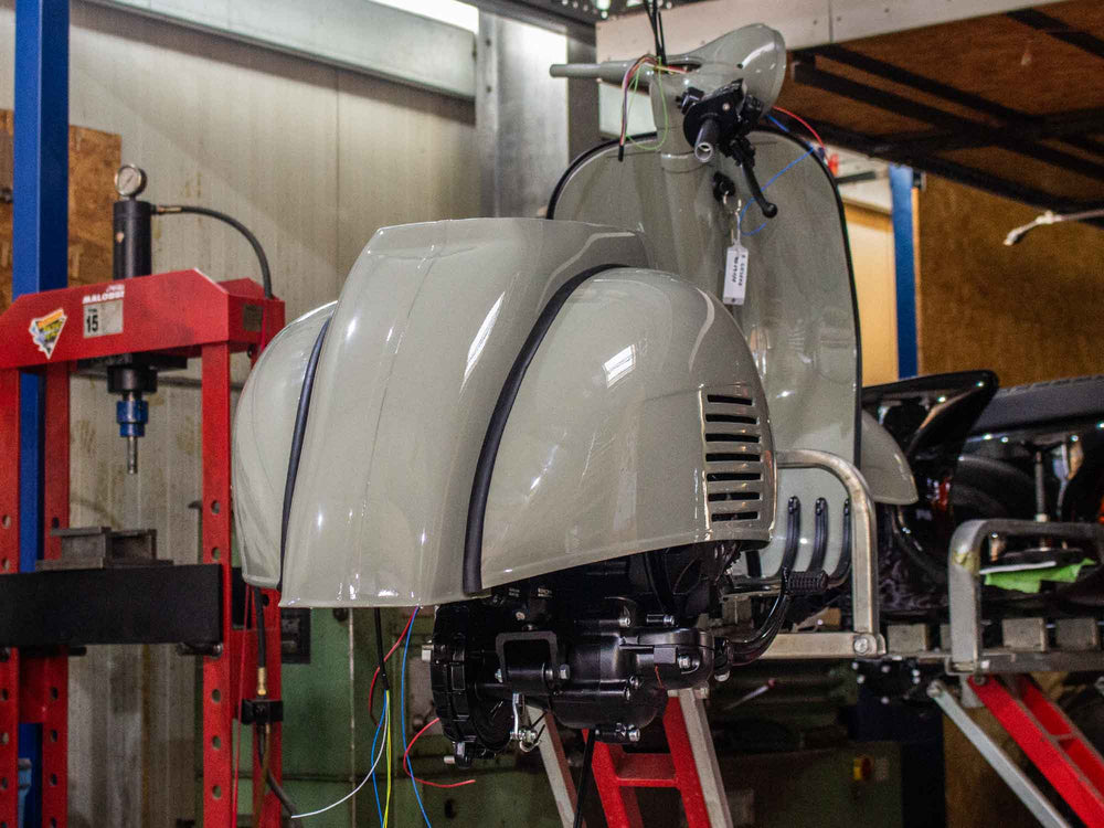 Custom Vespa Umbau mit Malossi 221ccm Motor und Scheibenbremse in Betongrau