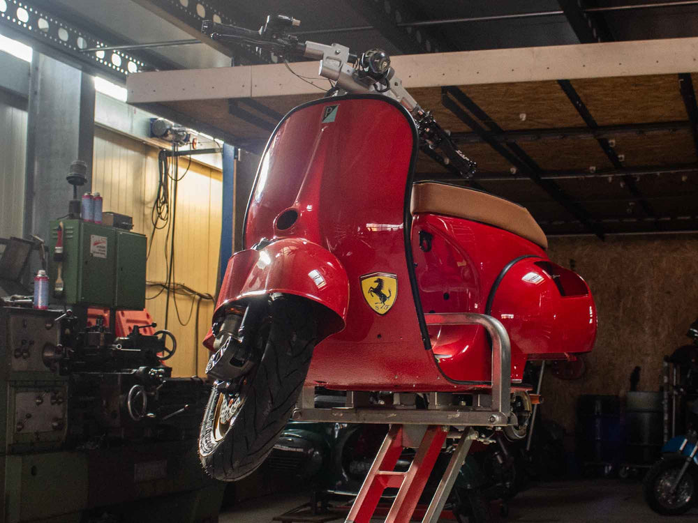 Custom Vespa Umbau Ferrari Tribute mit BFA 288ccm Motor in Ferrari Rosso Corsa