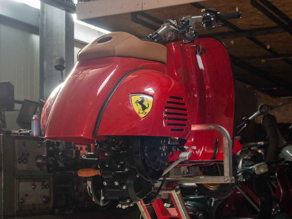 Custom Vespa Umbau Ferrari Tribute mit BFA 288ccm Motor in Ferrari Rosso Corsa
