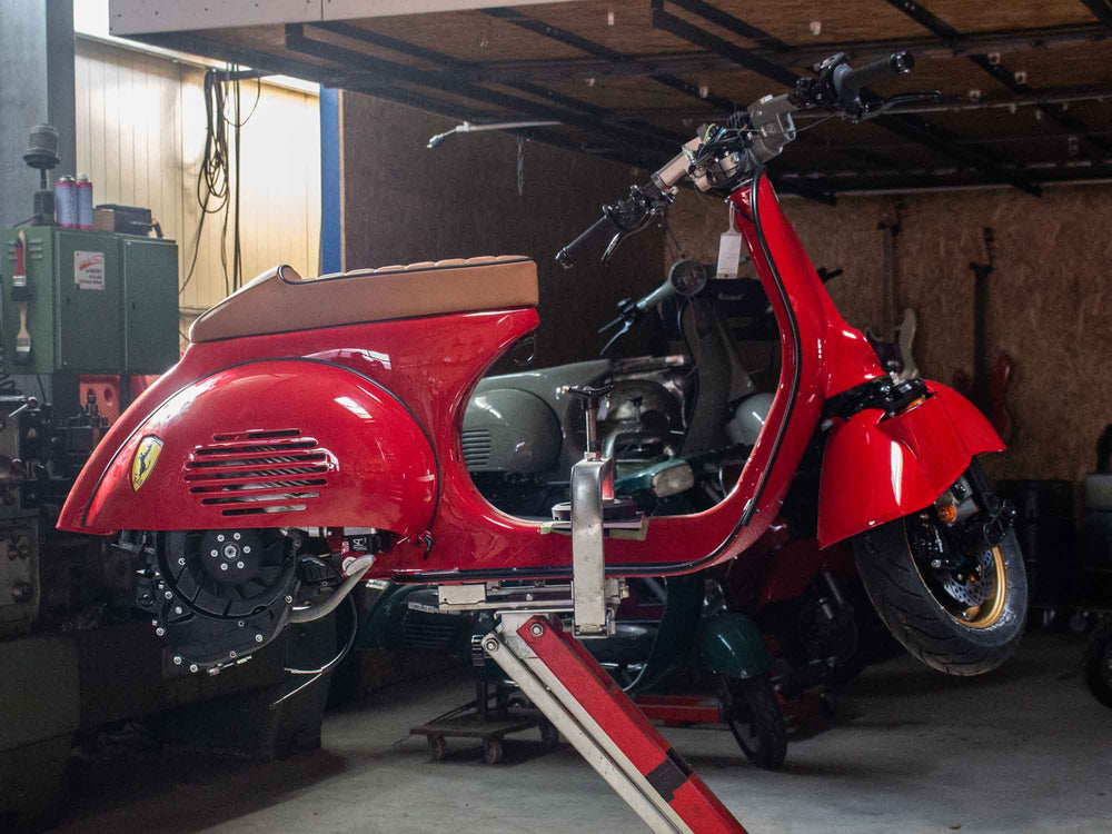 Custom Vespa Umbau Ferrari Tribute mit BFA 288ccm Motor in Ferrari Rosso Corsa