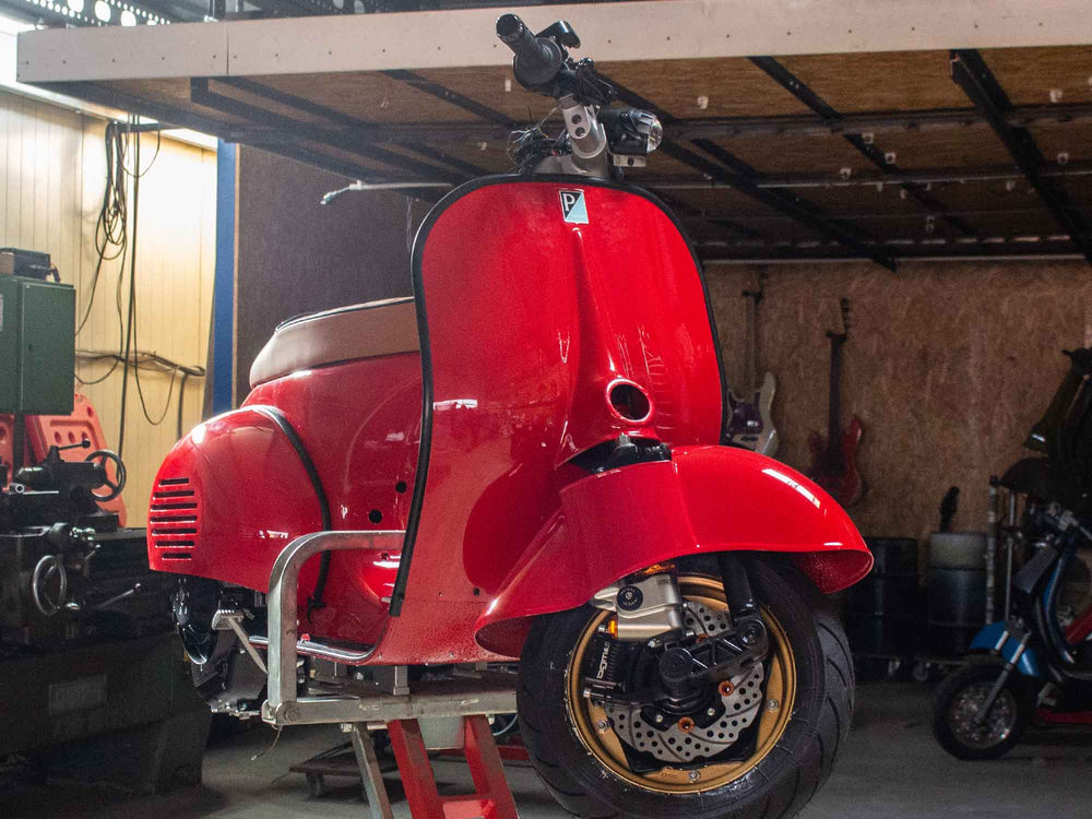 Custom Vespa Umbau Ferrari Tribute mit BFA 288ccm Motor in Ferrari Rosso Corsa