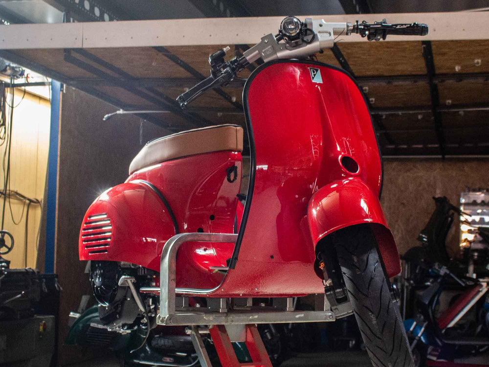 Custom Vespa Umbau Ferrari Tribute mit BFA 288ccm Motor in Ferrari Rosso Corsa