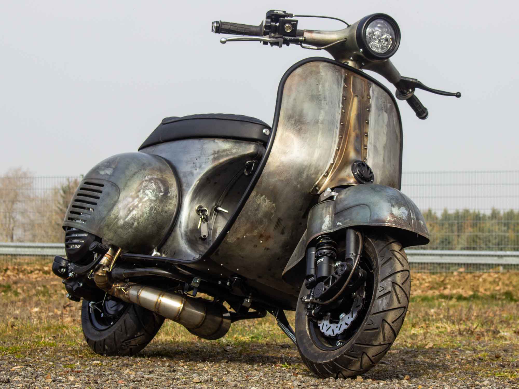Custom Vespa Umbau VNB 244 mit Scheibenbremse und Rennauspuff im Raw Metal Style 
