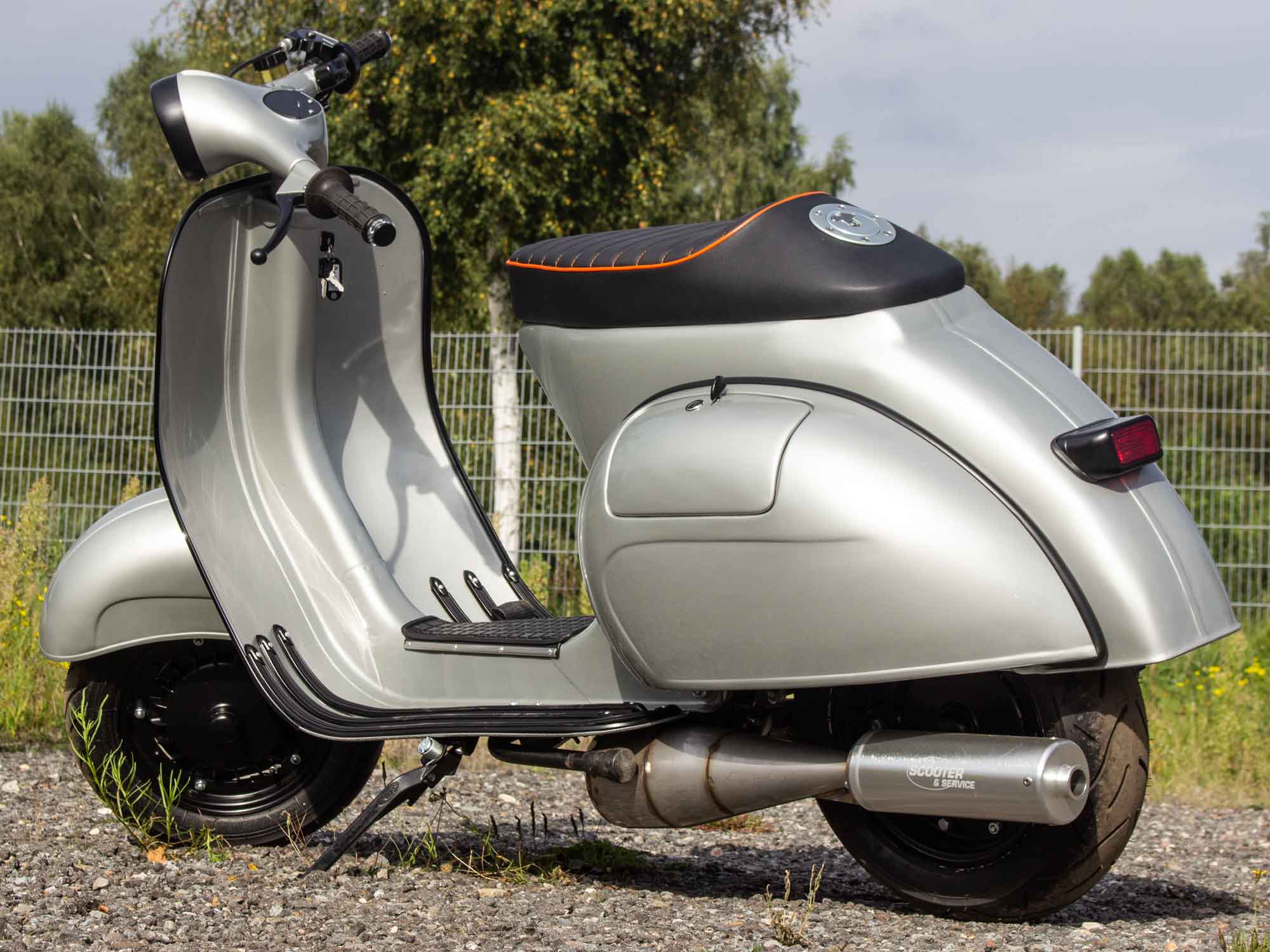Custom Vespa Umbau VNB 244ccm mit Scheibenbremse und LED-Scheinwerfer in Mercedes Silbergrau Metallic 180