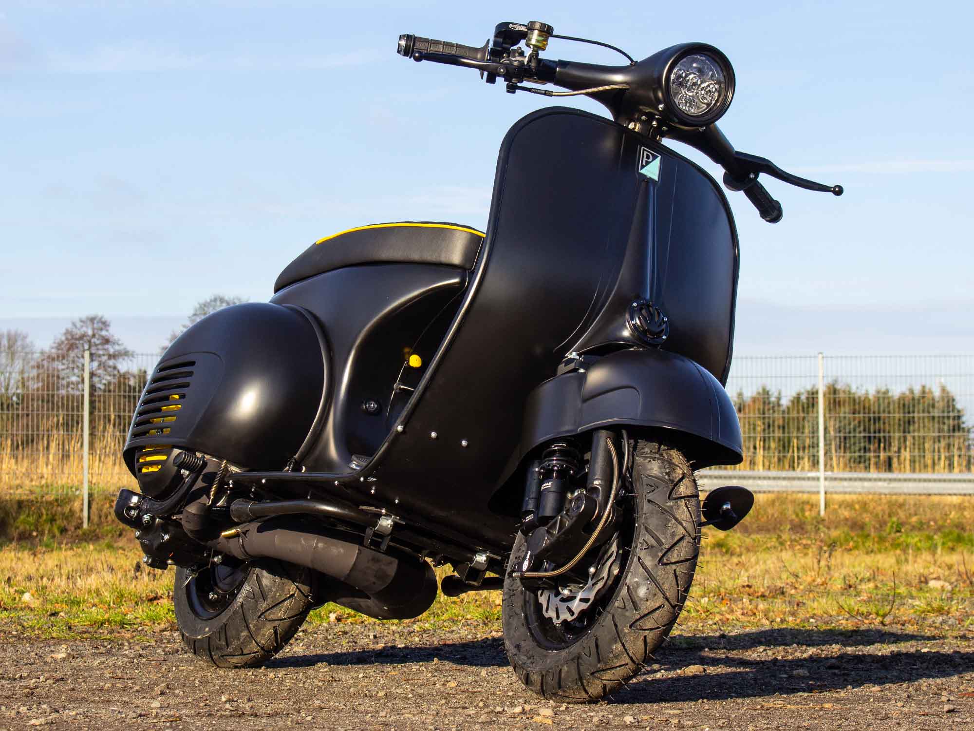 Custom Vespa VNB 244ccm mit Scheibenbremse und Sitzbanktank in Mattschwarz