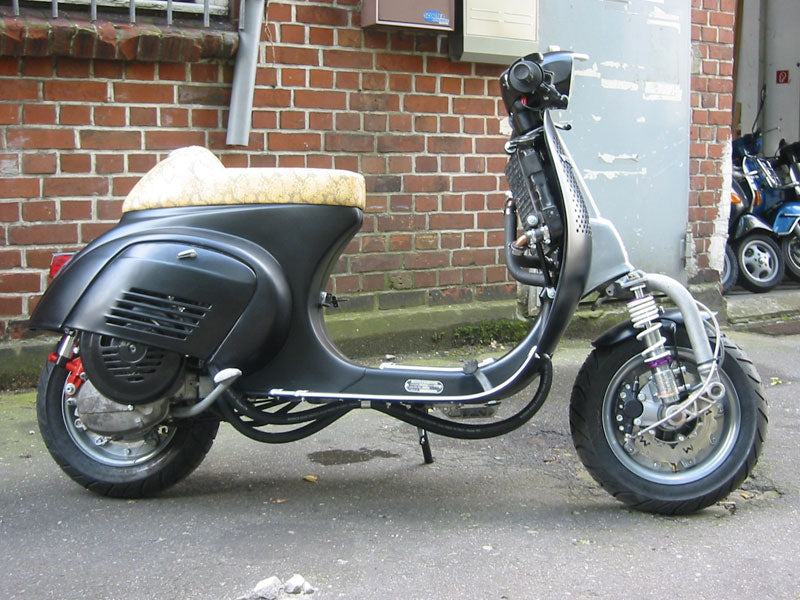 Custom Vespa 138N vor der Werkstatt