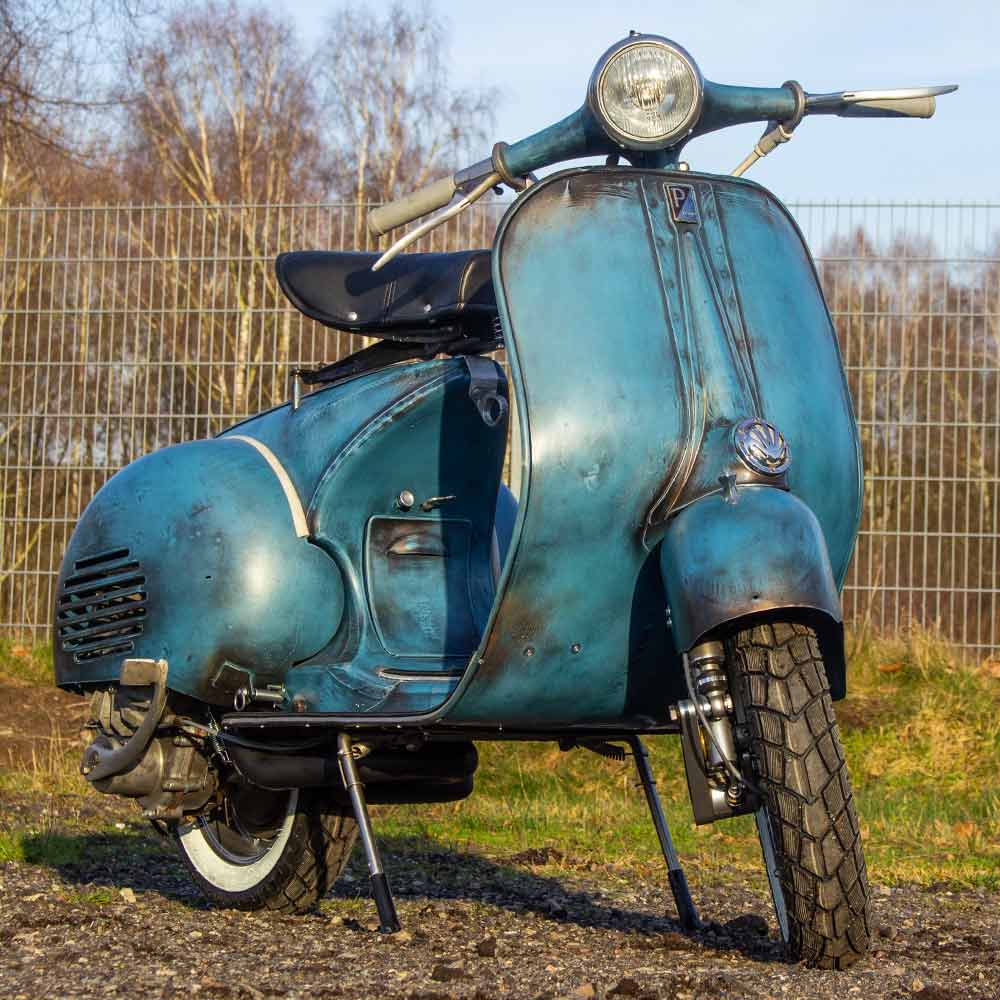 Wideframe  Vespa mit Rawstyle Lackierung Blau
