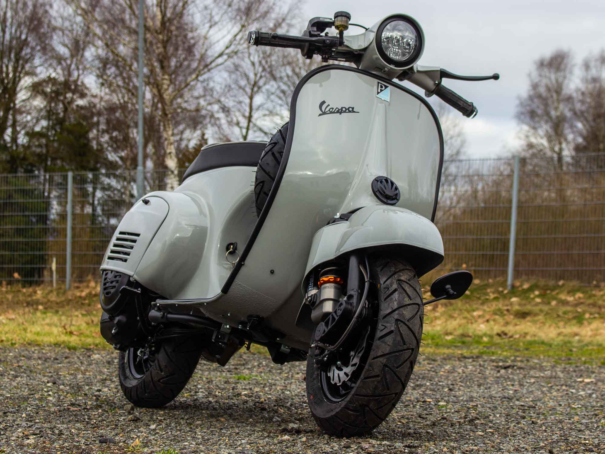 Custom Vespa mit Quattrini M200 Motor in Porsche Kreide