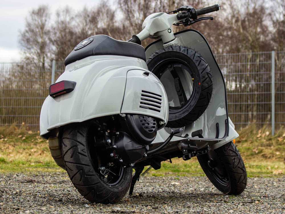 Custom Vespa V50 mit 200ccm-Motor und Scheibenbremse in Porsche Kreide